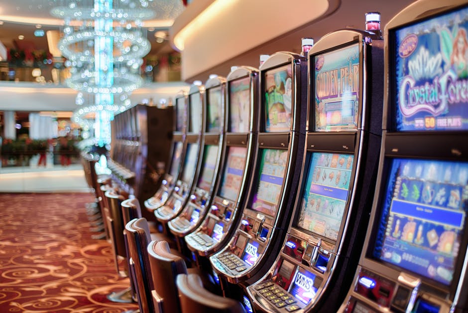 Casino slotsmaskiner på rad i casino